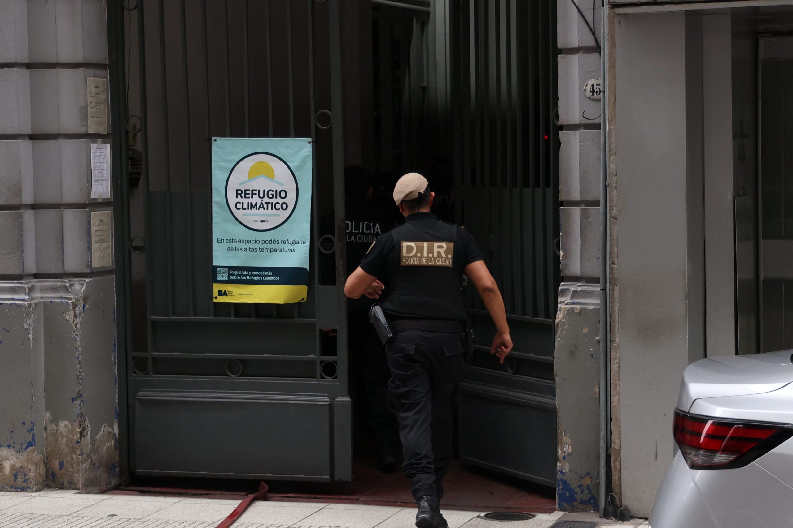 El video que muestra a los presos junto al policía que tomaron como rehén en la alcaidía 1 de CABA