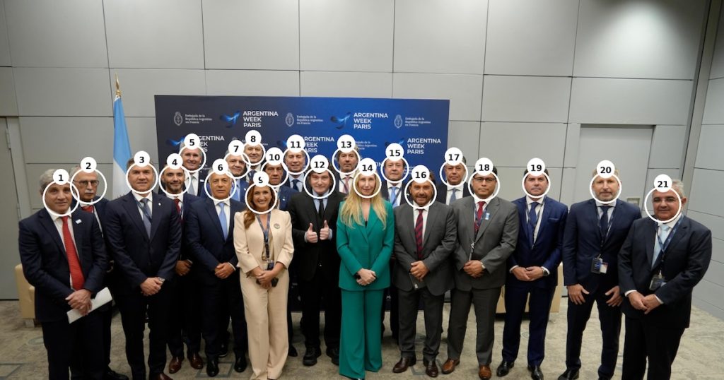 Uno por uno, quiénes aparecen en la foto con Javier Milei en la Argentina Week de París