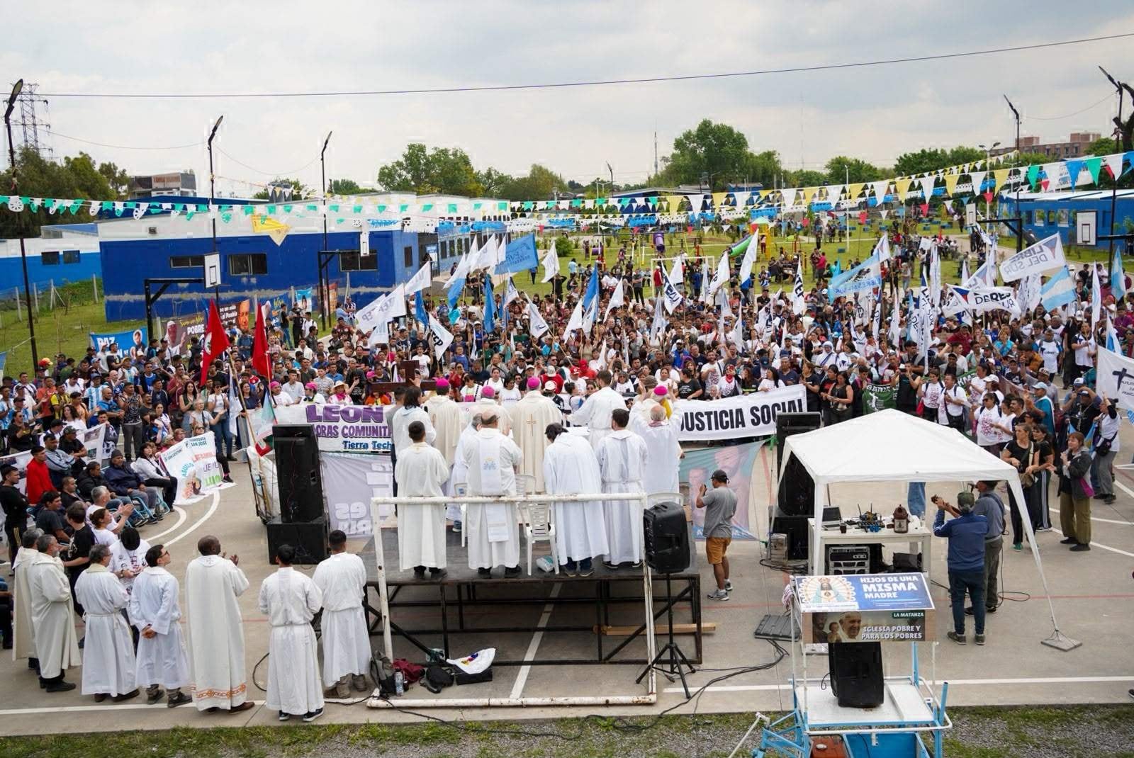 La iglesia con el oído en el pueblo