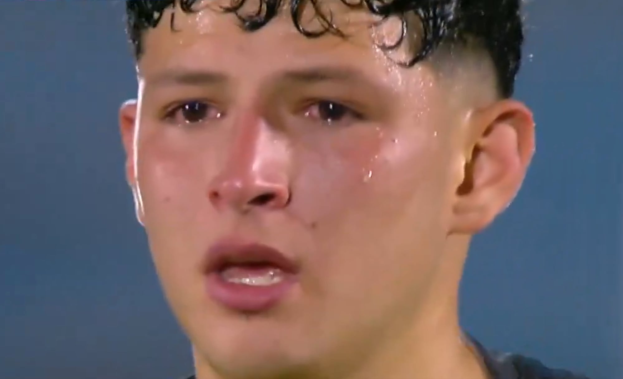 Leonel Flores tuvo un gesto de fair play, fue silbado por los hinchas de su equipo y terminó llorando