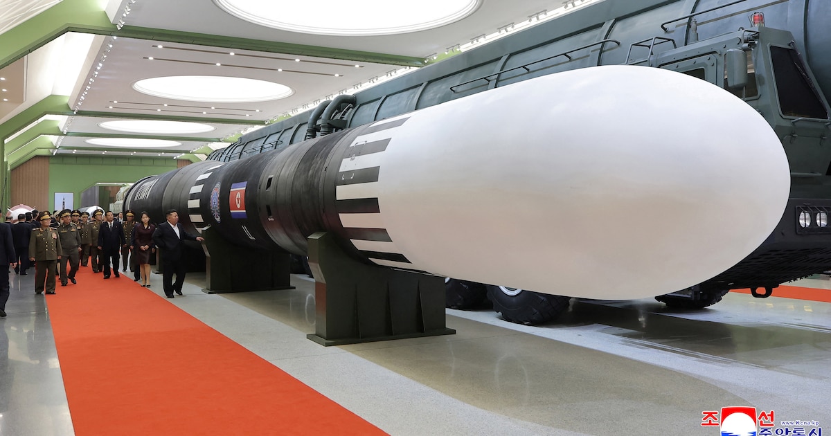 El dictador norcoreano Kim Jong Un exhibió el misil Hwasong-20, con capacidad para alcanzar Estados Unidos