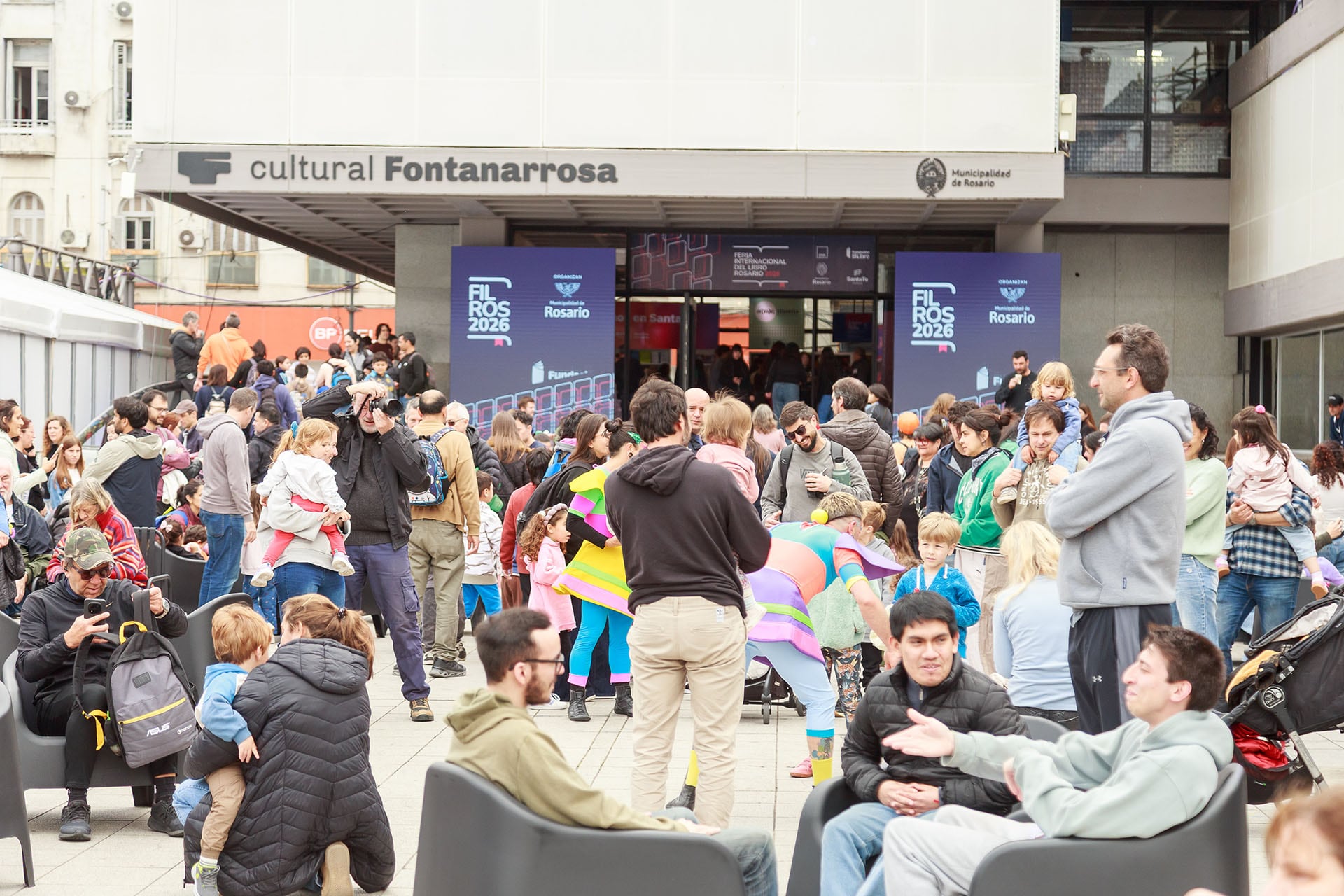 Somos muchos los que disfrutamos de las Ferias del Libro: en la de Rosario, además, 300 mil personas le ganaron al miedo