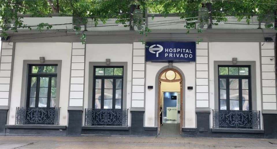 Brote de meningitis en Mendoza: investigan dos fallecimientos más en el Hospital Privado
