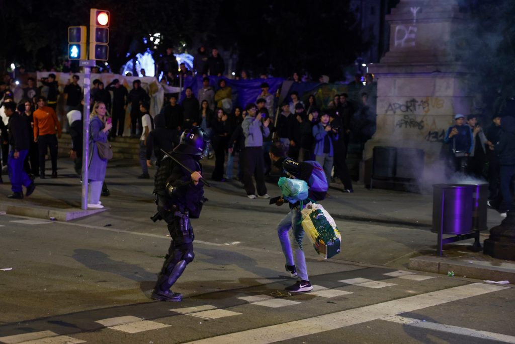 Una protesta de jóvenes en Barcelona derivó en destrozos, saqueos y enfrentamientos con la policía