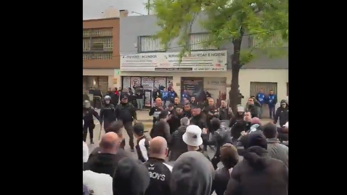Graves incidentes entre la barra de All Boys y la Policía: diez detenidos y dos agentes heridos antes del partido con Godoy Cruz