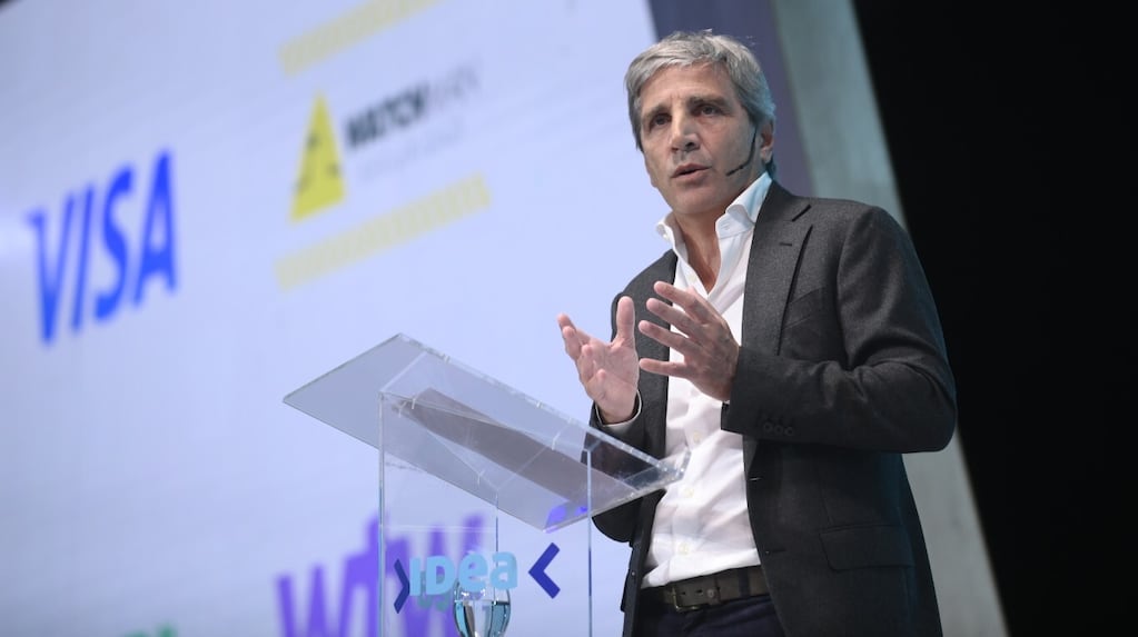 Coloquio de IDEA: Luis Caputo prometió una reforma tributaria para 2031 ante empresarios