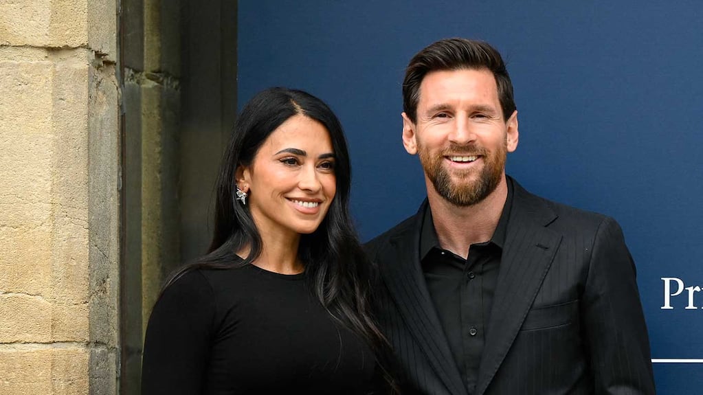 Lionel Messi y Antonella Rocuzzo se lucen con sofisticados looks coordinados en su llegada a España