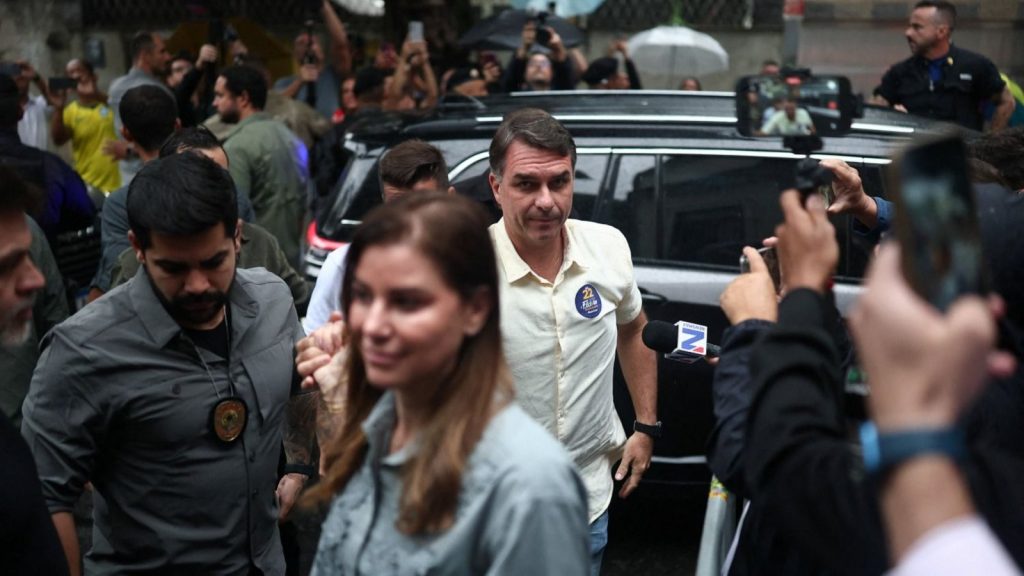 Migraciones confirmó que Flávio Bolsonaro y su familia ingresaron a Argentina