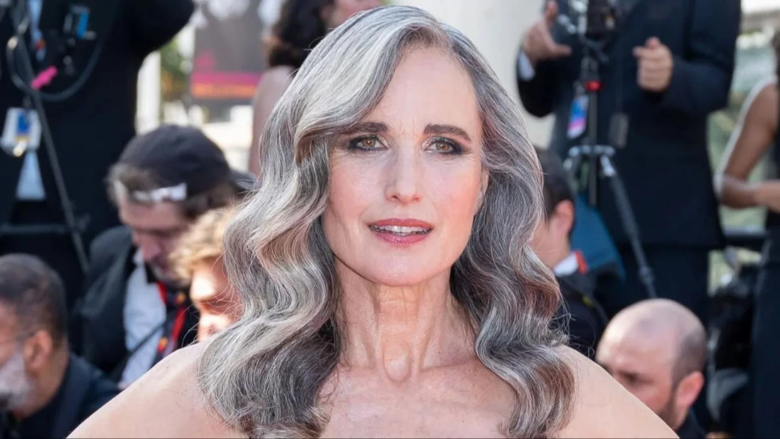 Los peluqueros más expertos lo saben: "Si tienes canas y quieres ganar volumen sin frizz, un buen corte de pelo puede cambiarlo todo"