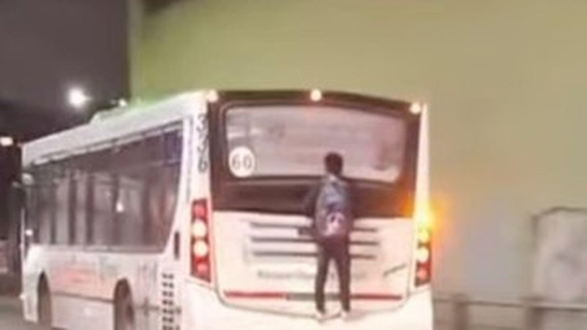Una persona viajó colgada de un colectivo en el Puente Pueyrredón y quedó grabado