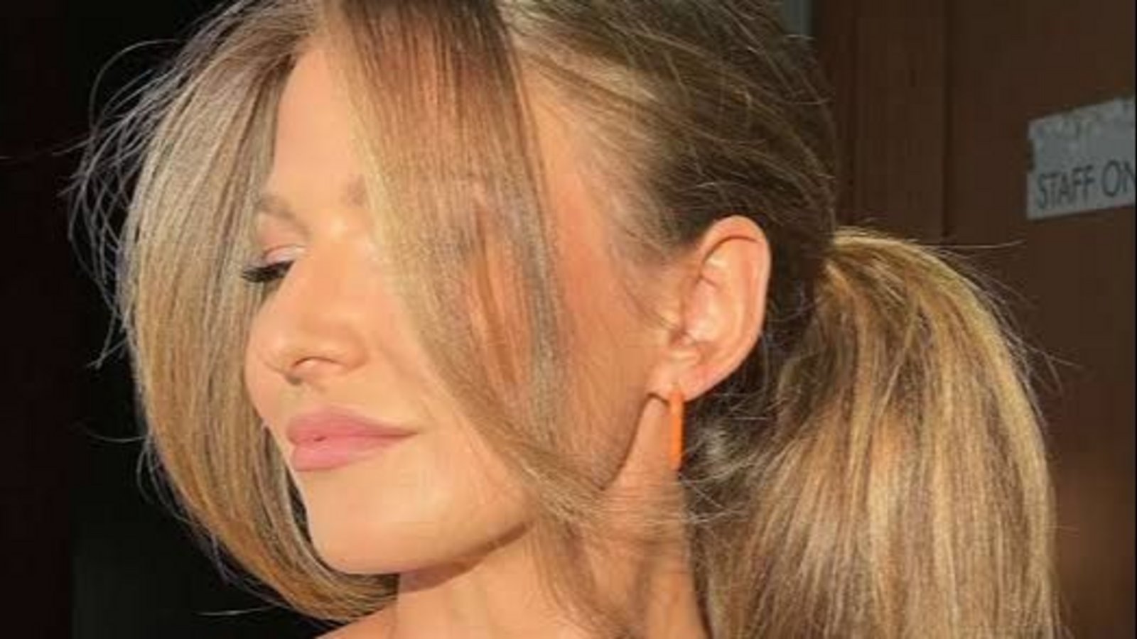 Peluqueros coinciden: "A los 50, la colita de pelo infalible y que más estiliza no es tirante, se recoge a media altura con volumen en la coronilla"