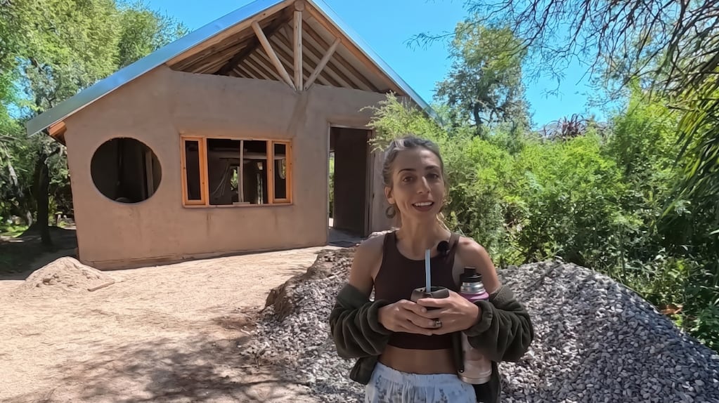 Construyó su propio refugio en las sierras de Córdoba con piedas, madera y barro:  "Podés cobijarte con lo que la tierra te da, el miedo a faltar de recursos desaparece y aparece la verdadera libertad