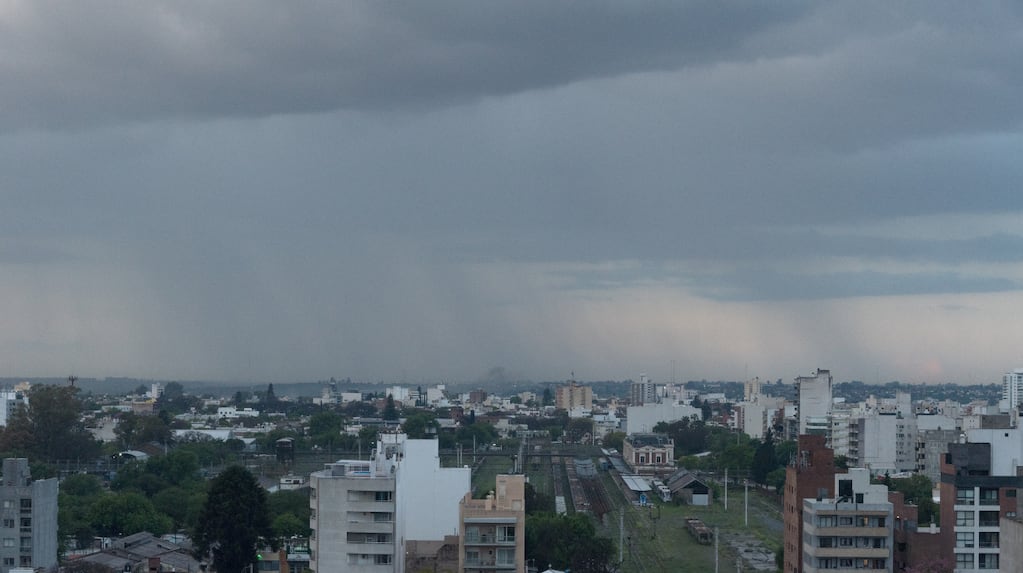 Córdoba pasa de los 30 grados a las tormentas con granizo: cuándo llueve y qué zonas están bajo alerta naranja