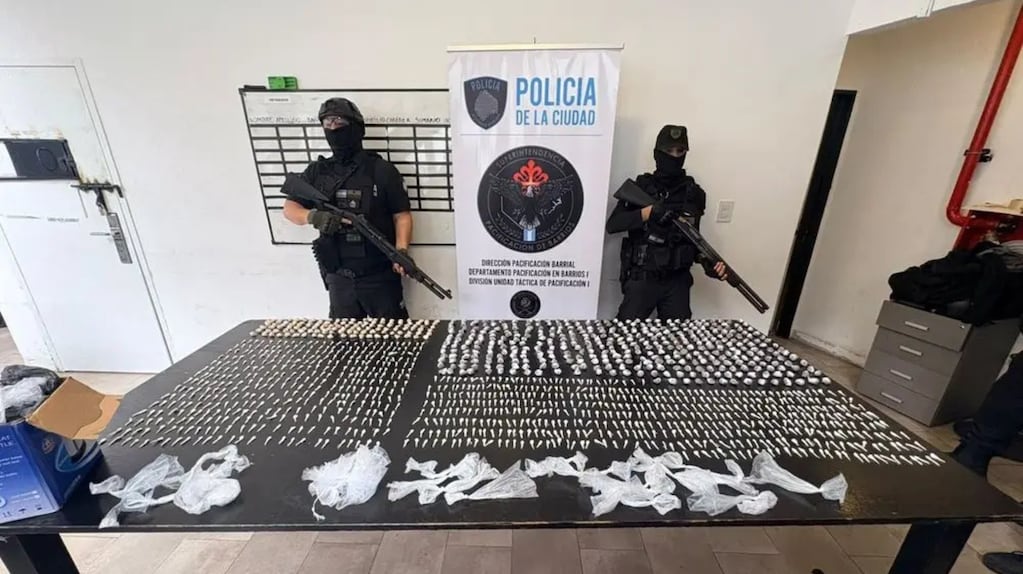Detuvieron a dos jóvenes con más de 1400 dosis de droga en el Barrio 31: entre los dos ya suman 60 antecedentes policiales