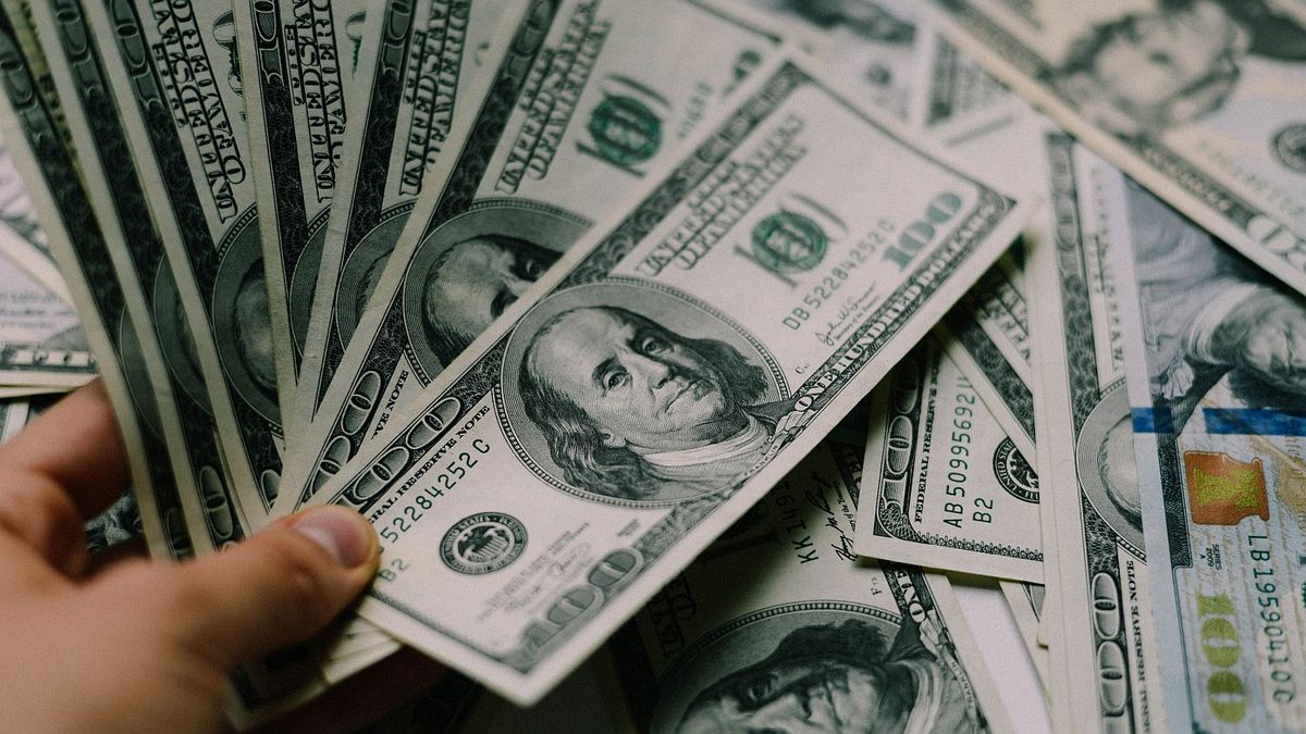 El dólar mayorista se mantiene en su récord nominal y la city se enfoca en el freno en las compras del BCRA