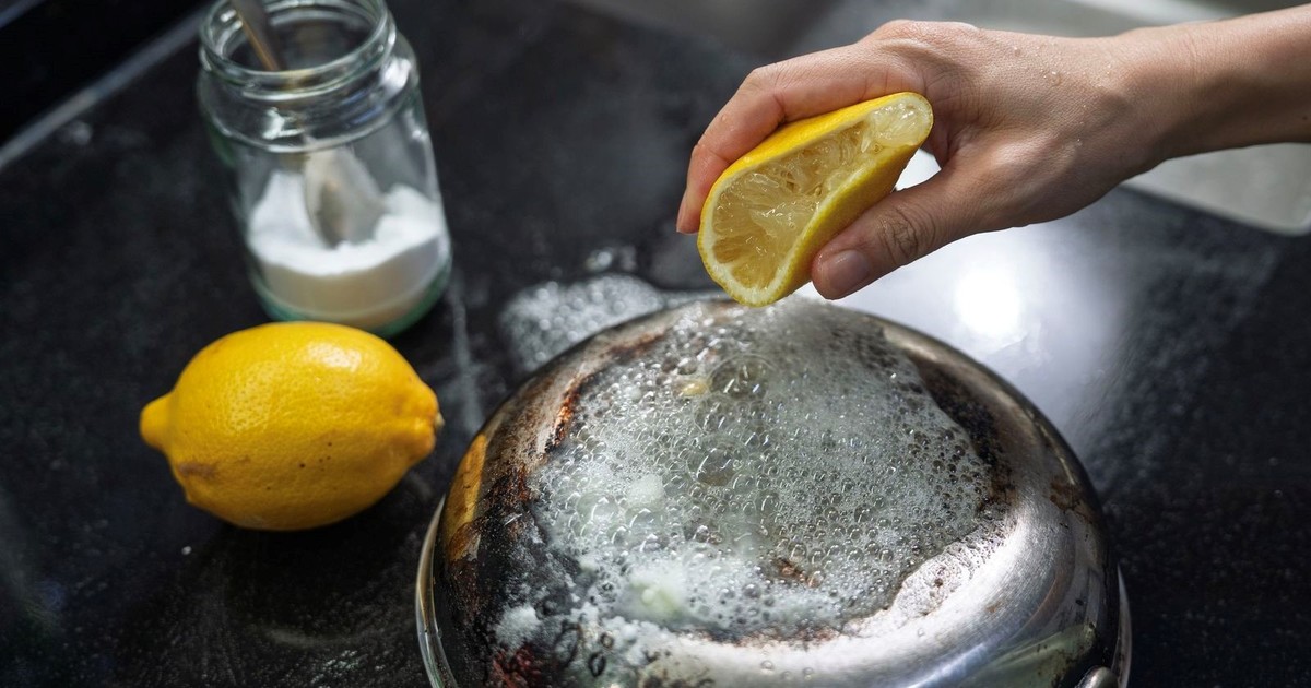 Por qué recomiendan limpiar la sartén con limón después de freír: cómo usarlo y qué beneficios tiene