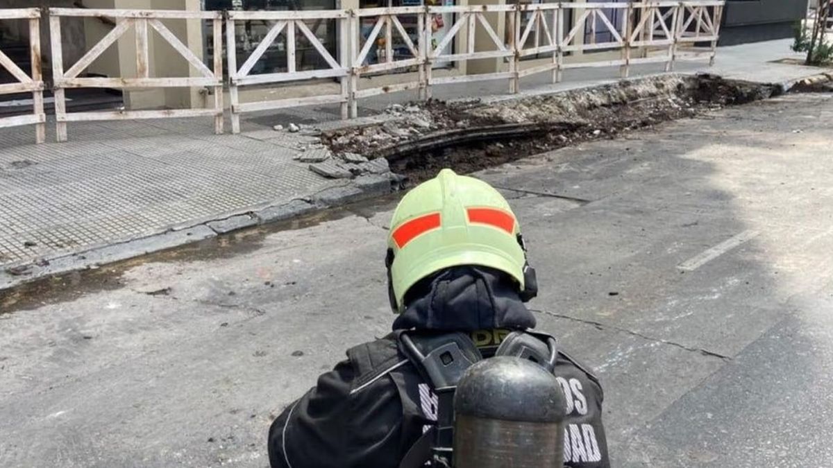 Escape de gas: evacuaron una escuela y edificios tras la rotura de un caño durante una obra