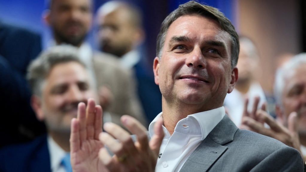 Qué se sabe del presunto vuelo de Flávio Bolsonaro desde Puerto Iguazú a EE.UU.