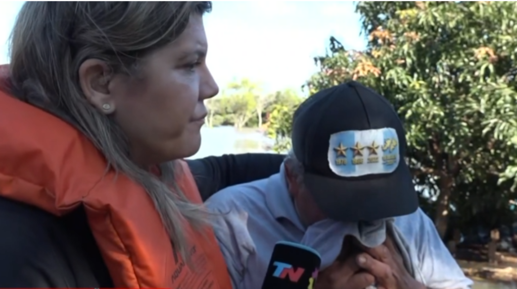 El conmovedor llanto de un emprendedor que vio cómo la inundación arrasó con su camping y su cosecha en Corrientes