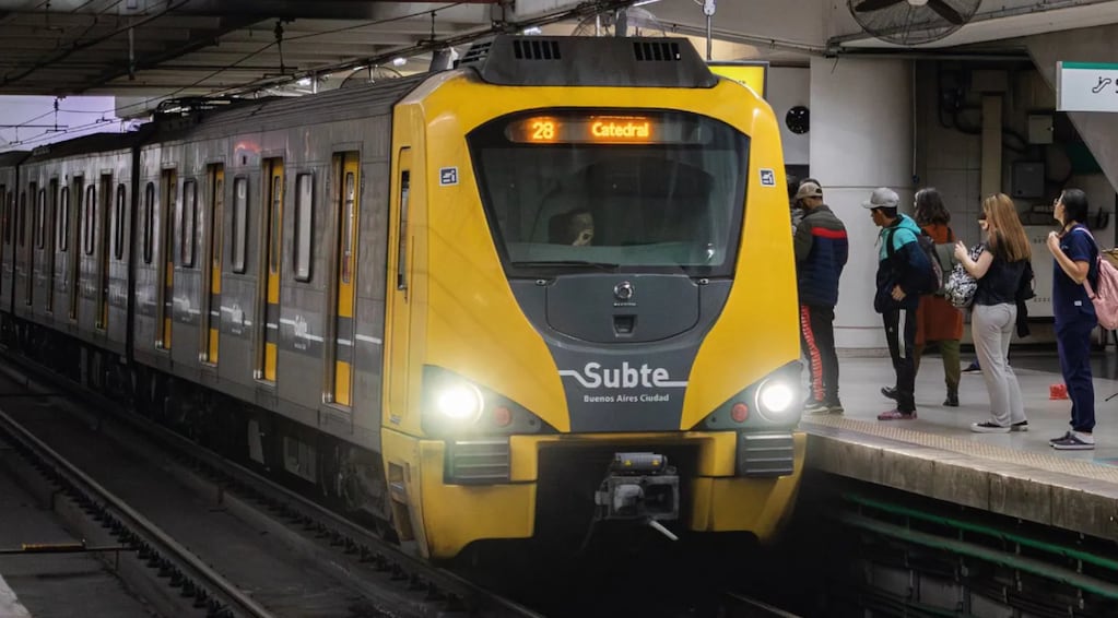 Todas las líneas del subte están interrumpidas por una protesta de los metrodelegados: un gremialista se atrincheró en una oficina
