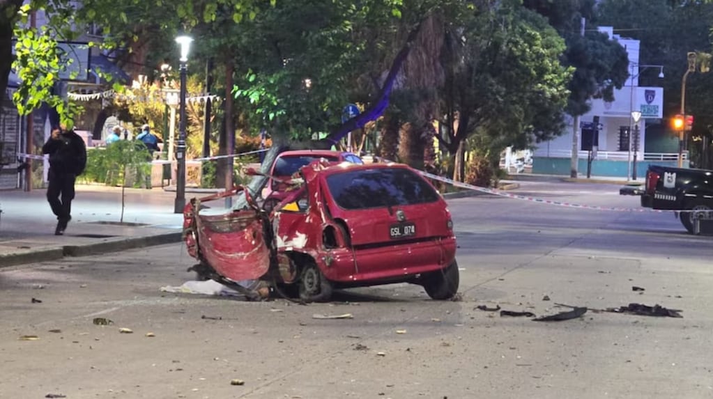 Video: un joven de 21 años quiso evadir un control de tránsito, chocó contra un árbol y murió