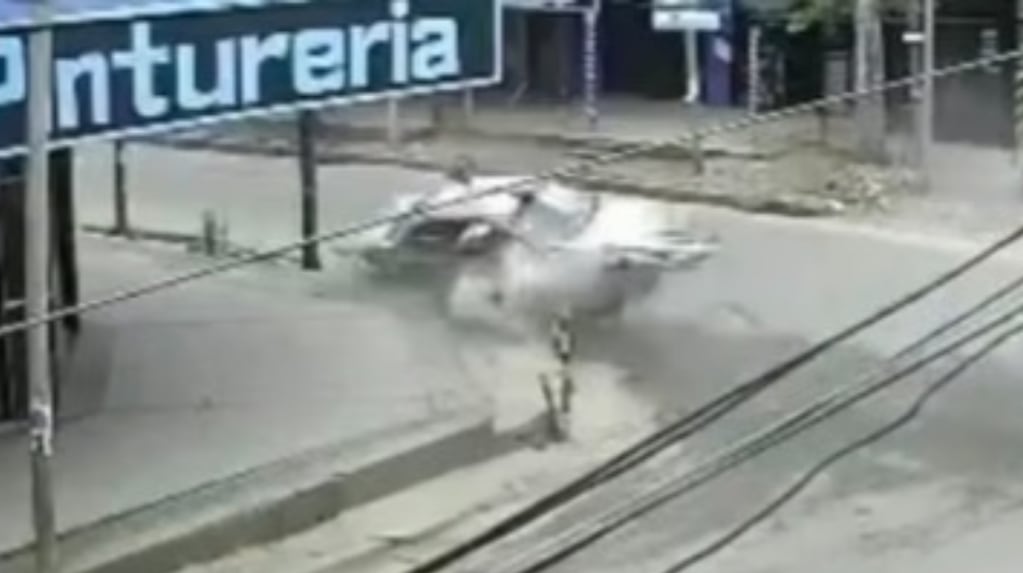 Video: un auto chocó a toda velocidad, volcó y el conductor salió despedido en Lomas de Zamora