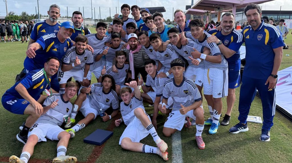 “Me pasa toda la magia”: la reacción de los juveniles de Boca cuando Messi les firmó camisetas y botines en la Messi Cup