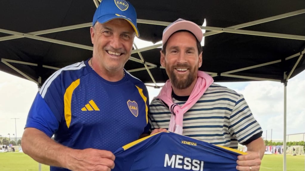 “Dame la azul y amarilla”: revelaron qué dijo Messi cuando le regalaron una camiseta de Boca en Miami