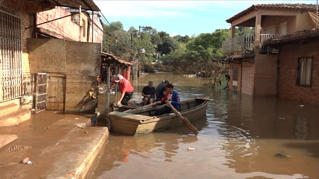 Drama en Ciudad del Este por el Superniño: el agua no baja y los vecinos se mueven en botes para salir a trabajar