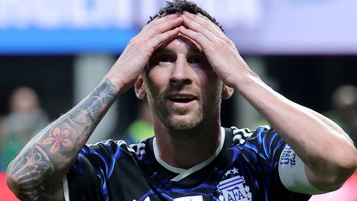 Una figura del fútbol argentino contó una imperdible anécdota con Messi: "Me hizo sentar en..."