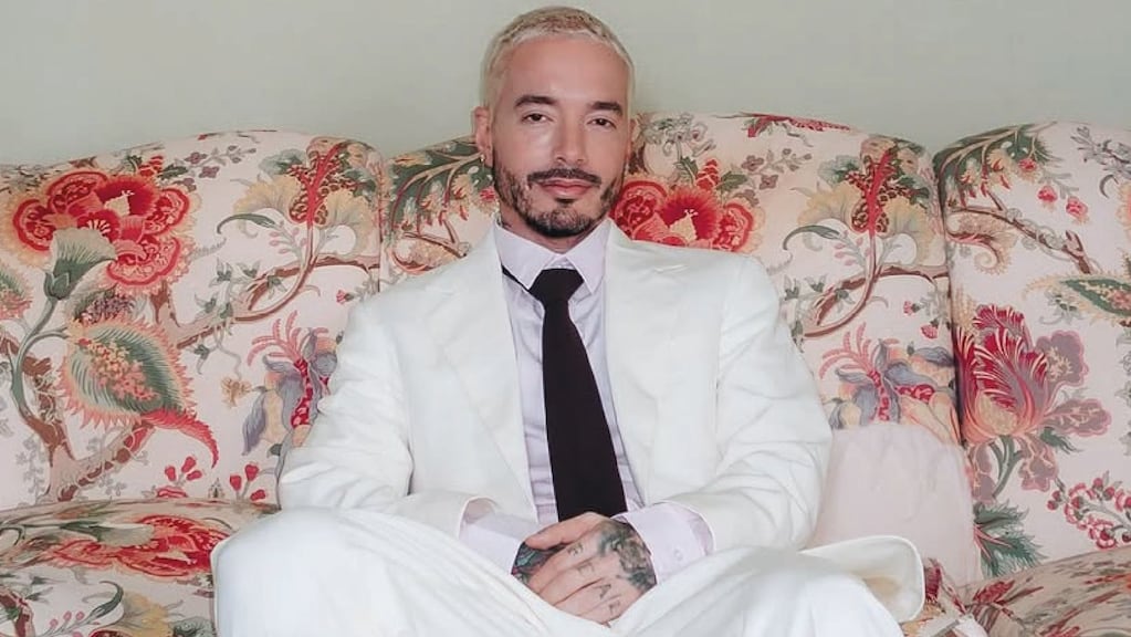 J Balvin deslumbró en traje blanco y con nuevo look tras su separación de Valentina Ferrer