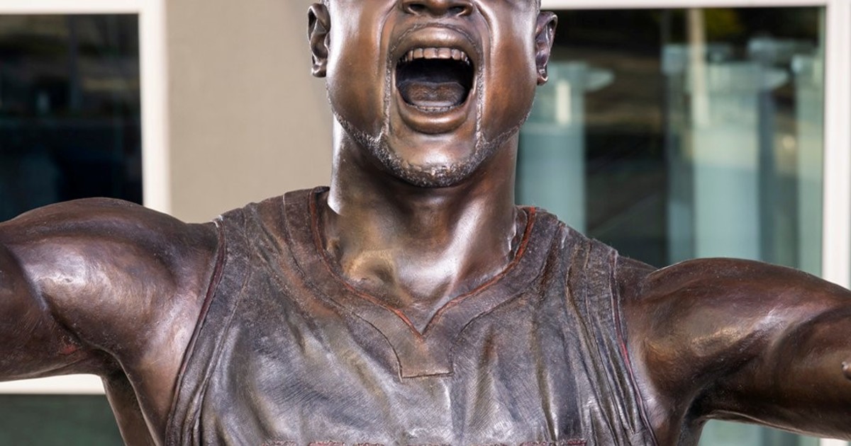 No se parecía ni un poco: Miami Heat tuvo que cambiarle la cabeza a la estatua de Dwyane Wade después de dos años de burlas