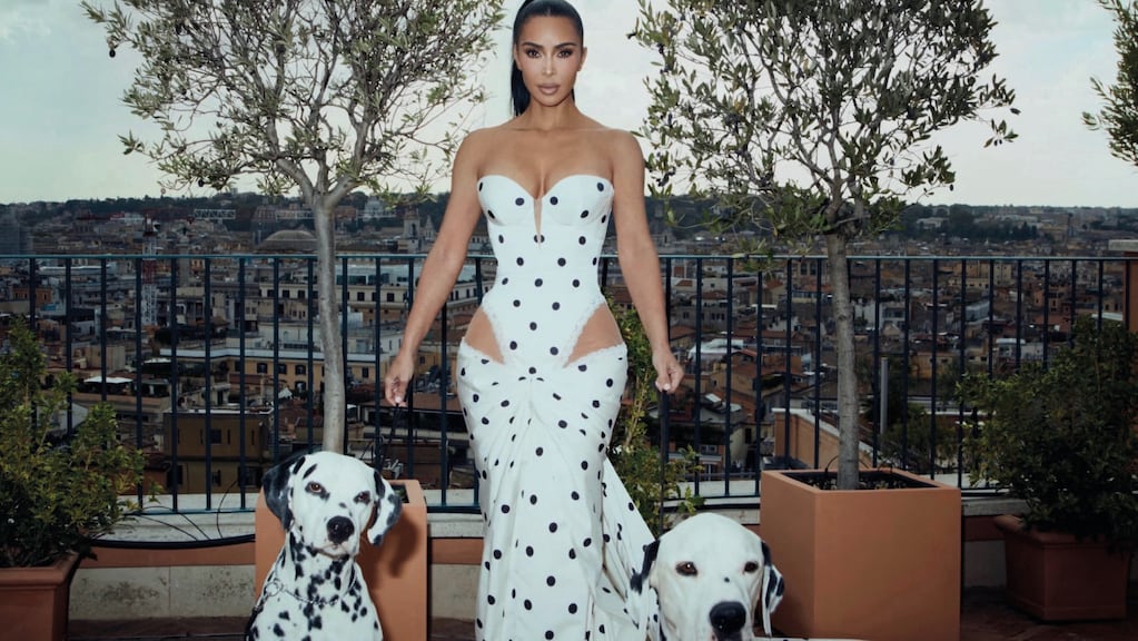 ¿Kim Kardashian es Cruella de Vil? Se vistió a juego con sus dálmatas
