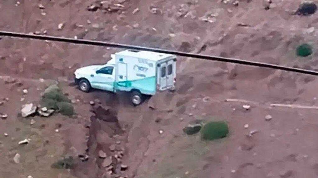 El dramático rescate de una ambulancia con pacientes que quedó al borde de un precipicio en Junín de los Andes