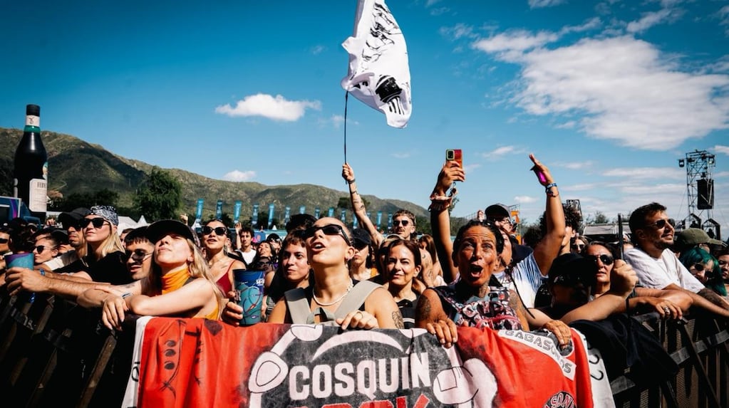 119 camiones, 50 grupos electrógenos y 1700 baños químicos: la ciudad que se monta cada año para Cosquín Rock