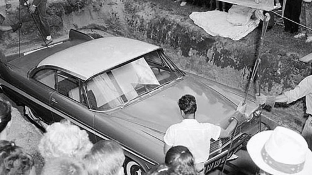 En 1957 enterraron un auto como cápsula del tiempo: la tremenda sorpresa que se llevaron al abrirlo 50 años después