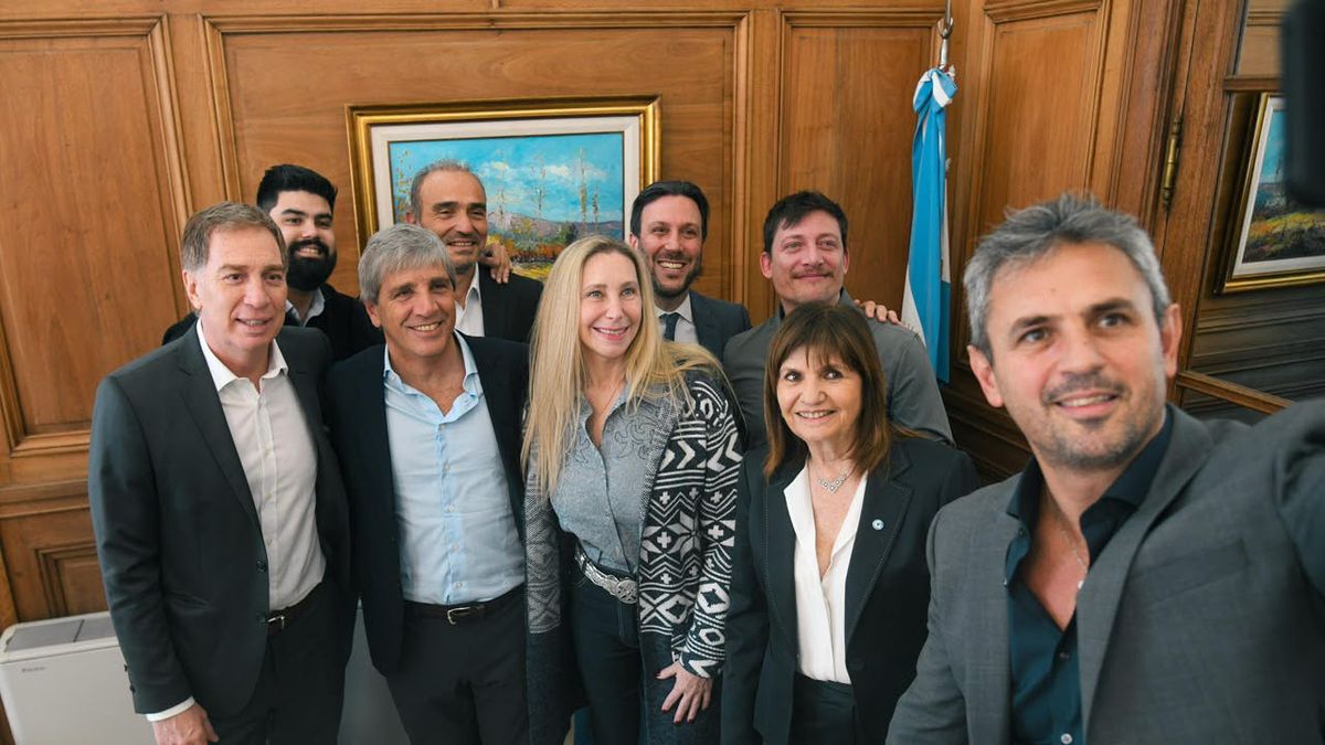 Reunión de la mesa política: análisis de la situación "económica y política internacional" y de la estrategia legislativa
