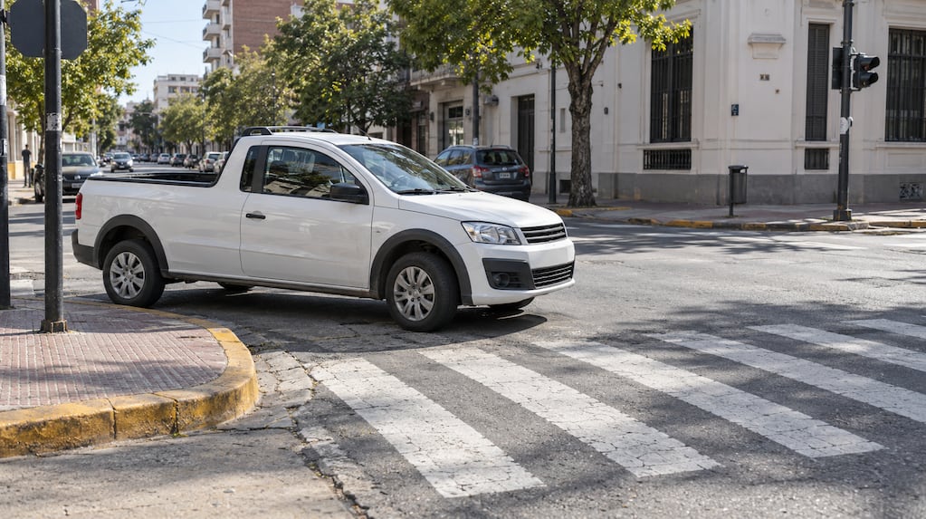 Cruzaba la calle por la senda peatonal, una camioneta la atropelló y la Justicia ordenó pagarle $142.285.400