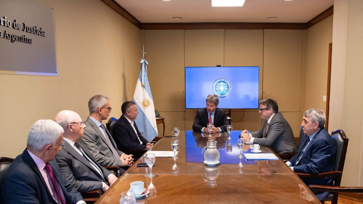 Causa AMIA: el Gobierno estudia denunciar en la Corte Penal Internacional a Irán por el atentado