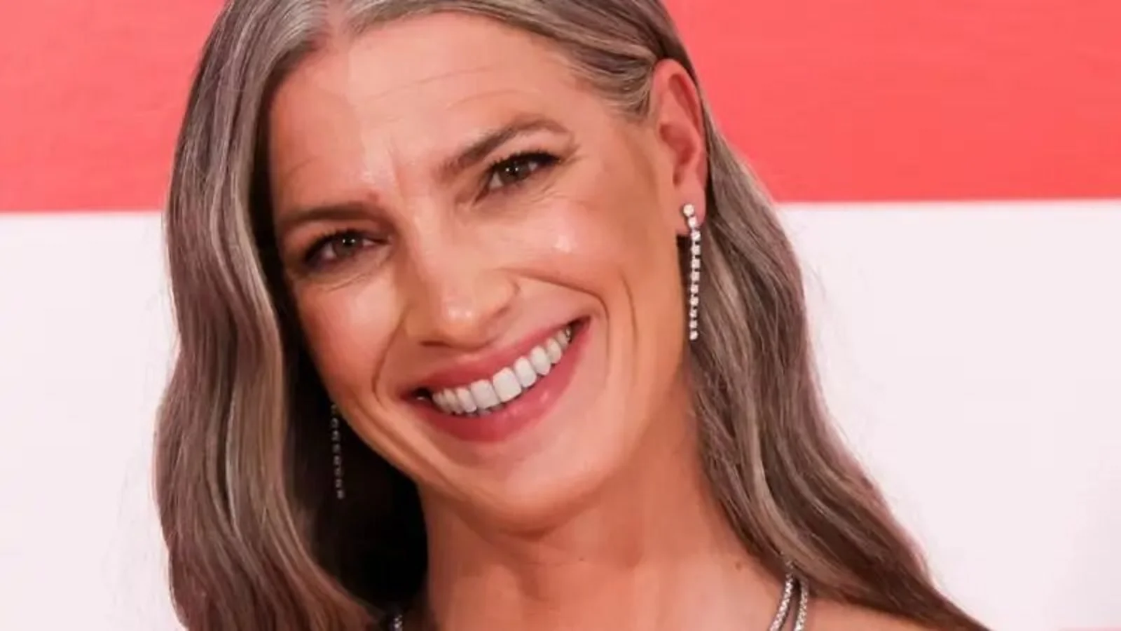 Las maquilladoras coinciden: el mejor lápiz de cejas para mujeres con canas es un tono uno o dos puntos más claro que el cabello