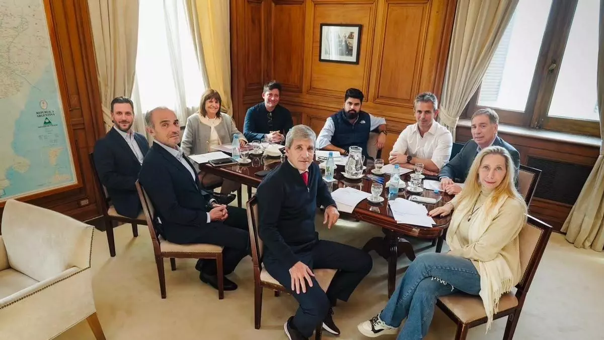 La mesa política del Gobierno se reúne con el foco puesto en el Congreso