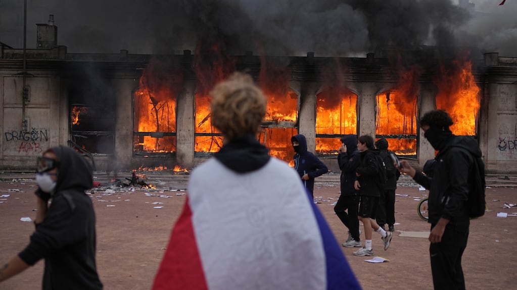 Incidentes y saqueos en Francia: por qué el kirchnerismo y la izquierda argentina admiran lo peor de Europa