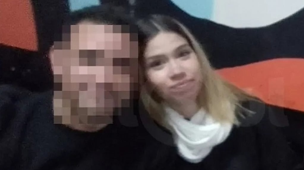 Una joven de 21 años murió en Mendoza y detuvieron a su novio: el cuerpo de la víctima tenía una herida y marcas en las muñecas