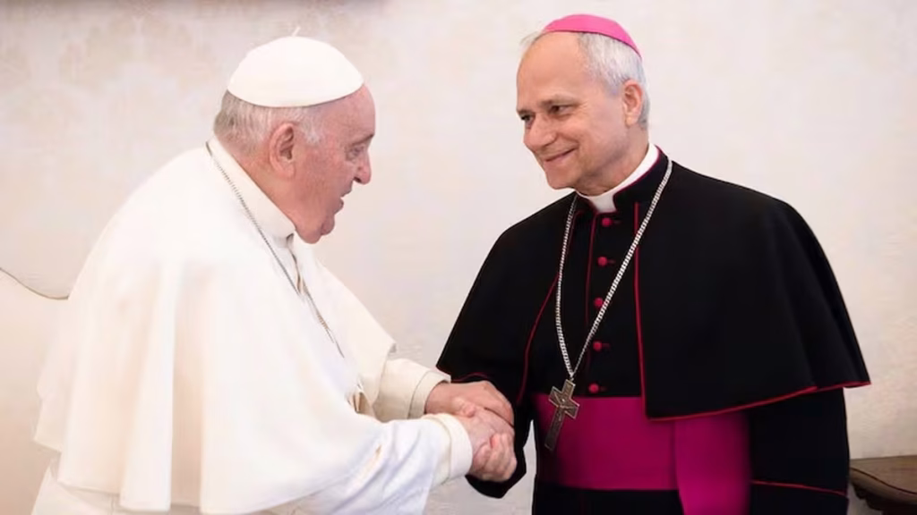 El papa León XIV envió un mensaje homenaje a Francisco en medio de su recuperación