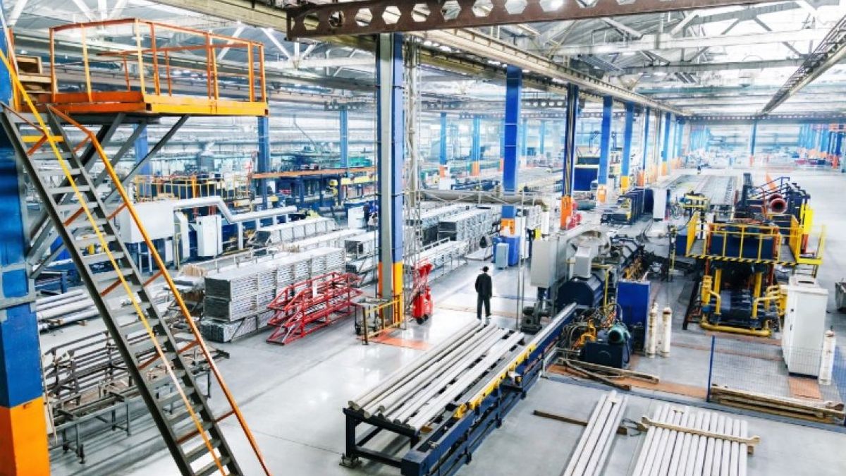 La industria y la construcción crecieron en agosto, pero volvieron a caer en la comparación interanual