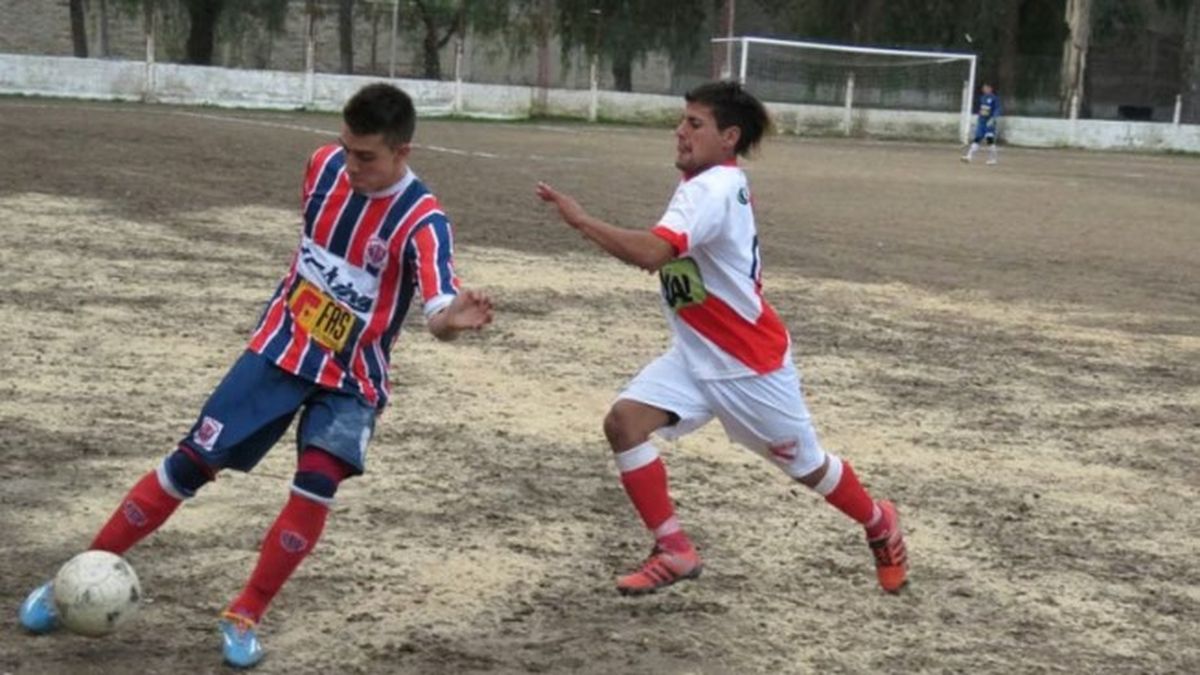 Le sacaron tarjeta roja, golpeó al árbitro y lo dejó inconsciente en pleno partido