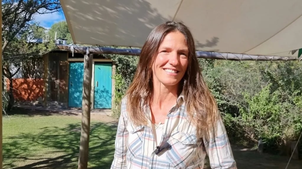 Vivía en Buenos Aires, se mudó a Córdoba hace 12 años y construyó con su pareja una casa de barro que hoy es un eco-glamping en medio de la naturaleza