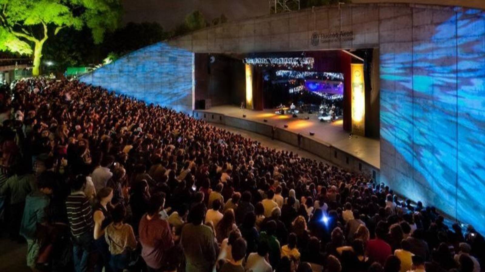 Un estudio reveló qué hacen los argentinos cuando sienten que se están perdiendo un evento